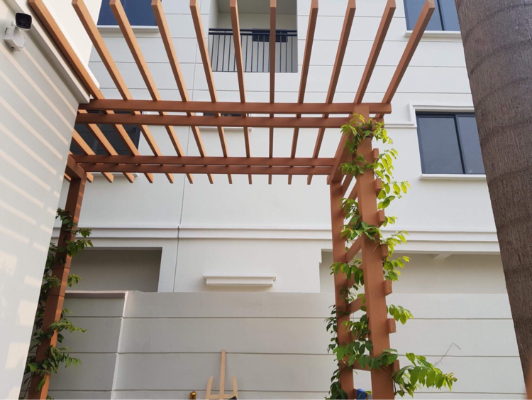 Mẫu lam gỗ ngoài trời trang trí sân thượng