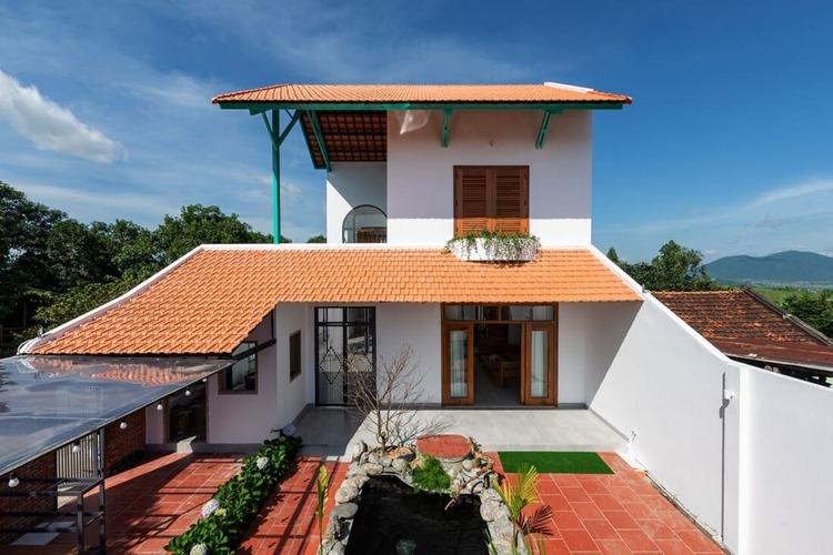 Mẫu nhà 2 tầng mái ngói đơn giản, thiết kế lạ mắt 