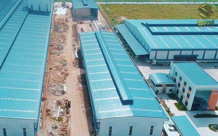 Mẫu nhà xưởng có khung thép cao có nóc gió