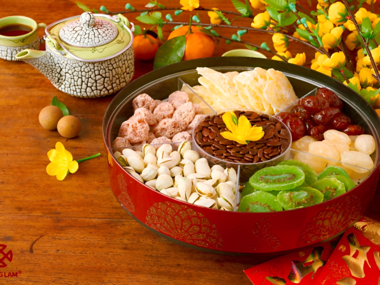 Trang trí Tết phòng khách với khay bánh, mứt