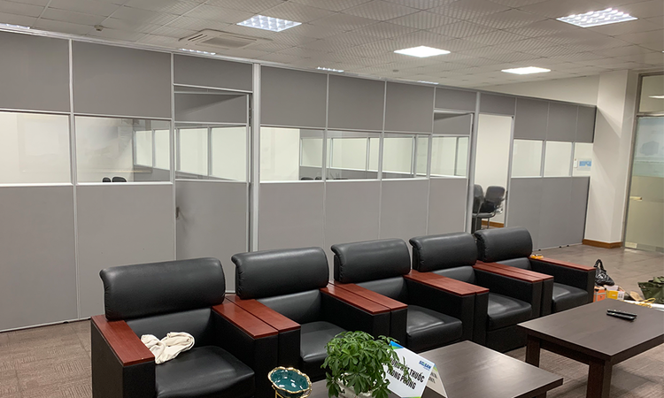 Vách ngăn văn phòng với sự kết hợp của khung nhôm, nỉ và kính 