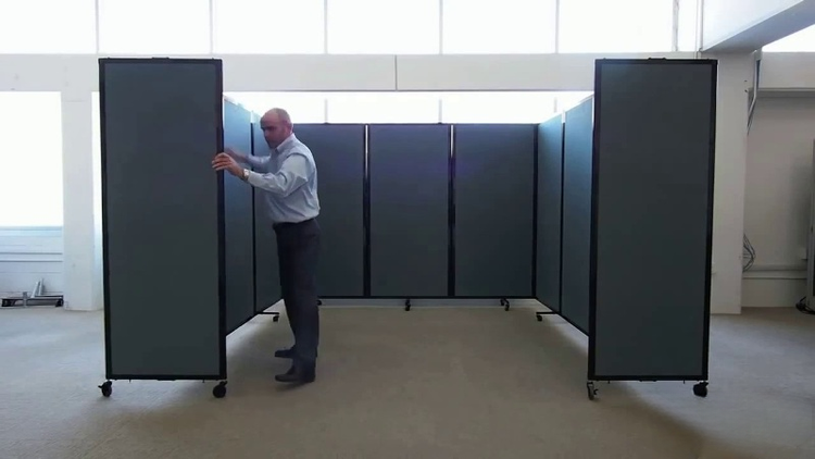 Vách ngăn văn phòng di động có gắn bánh xe 