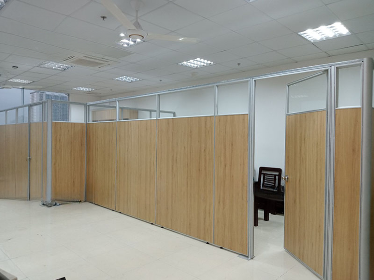 Vách ngăn văn phòng công ty làm từ gỗ tự nhiên kết hợp với khung nhôm 
