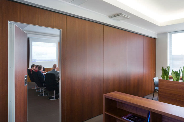 Vách ngăn phòng họp công ty  bằng nhựa giả gỗ 