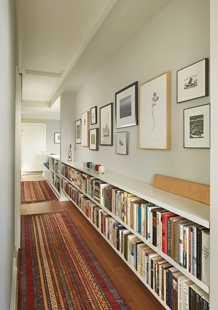 Kệ sách ở hành lang vừa gọn gàng vừa tăng tính thẩm mỹ