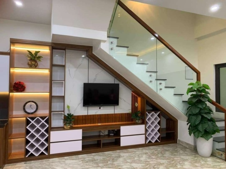 Đặt TV dưới gầm cầu thang để tiết kiệm diện tích