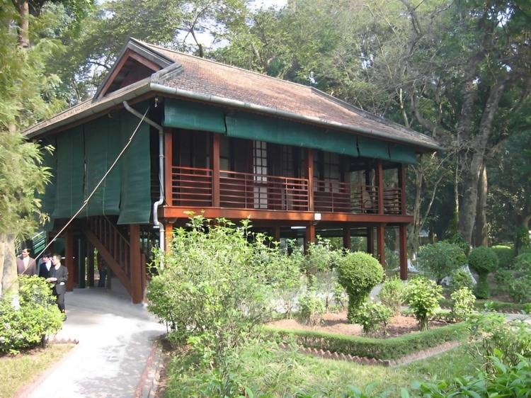 Mẫu nhà sàn nhỏ đẹp, ấm cúng, hòa mình với thiên nhiên 