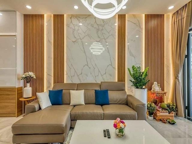 Mẫu vách trang trí phòng khách đẹp, hiện đại bằng tấm xi măng giả gỗ