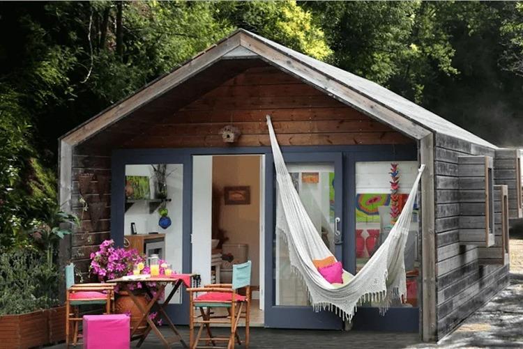 Mẫu nhà vườn cấp 4 phong cách bungalow bằng gỗ ấn tượng, độc đáo