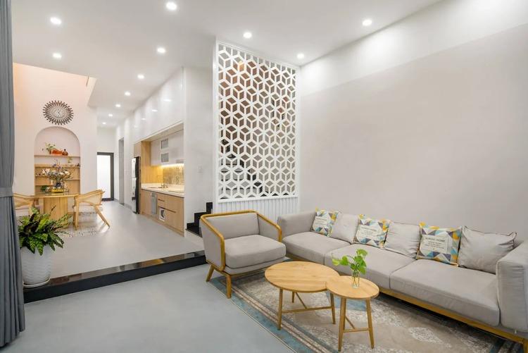 Mẫu vách ngăn phòng khách và bếp dạng lỗ tạo điểm nhấn với các họa tiết độc đáo