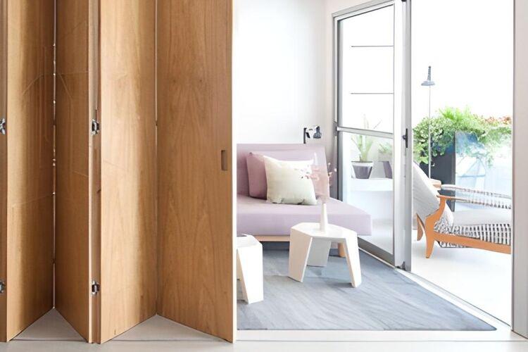 Vách ngăn di động ngăn phòng khách và bếp có thể xếp gọn, linh hoạt trong nhiều không gian