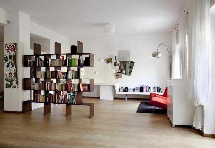 Sử dụng giá sách ngăn giữa phòng khách và bếp vừa lạ vừa đẹp mắt