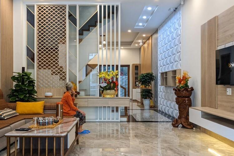 Mẫu vách ngăn phòng khách và bếp dạng lỗ tạo sự thông thoáng 