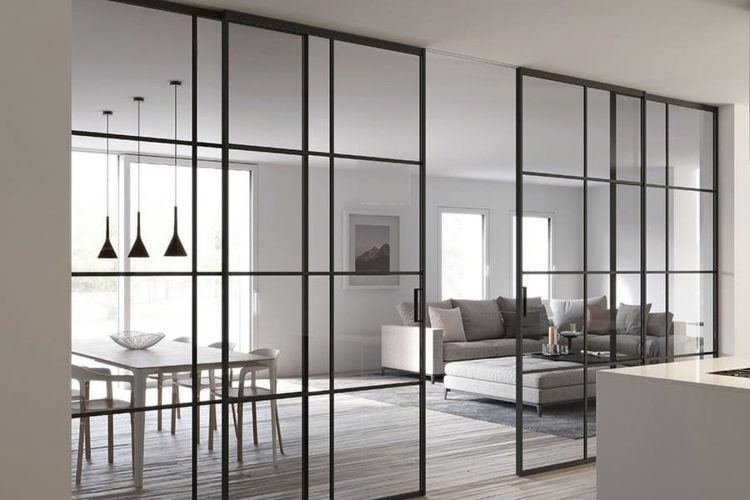 Vách ngăn phòng khách và bếp bằng kính giúp không gian rộng rãi