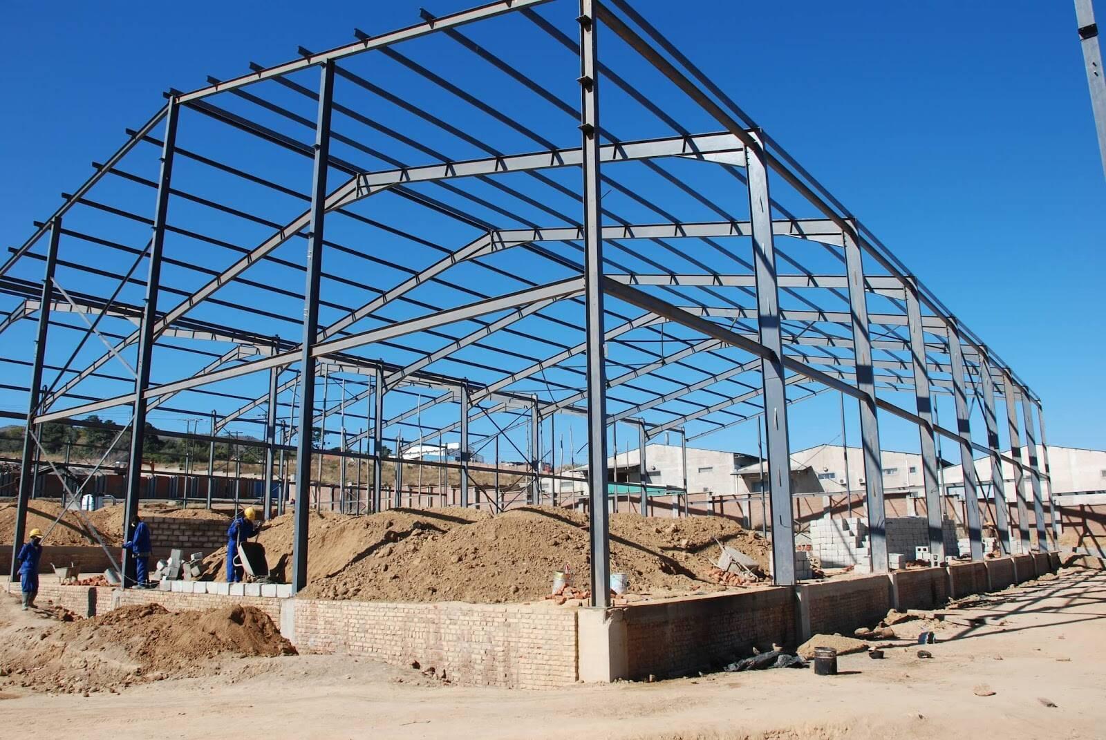 Xây nhà tiền chế trải qua nhiều công đoạn, từ thiết kế, thi công đến lắp dựng