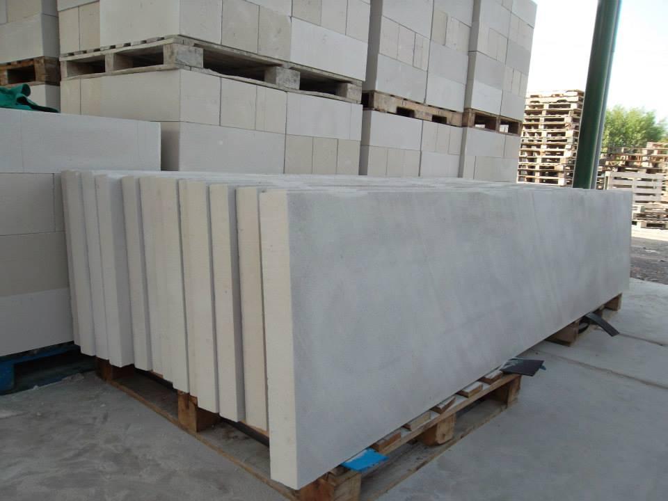 Bê tông nhẹ khí chưng áp được sản xuất từ hỗn hợp xi măng, cát vàng, thạch cao, vôi, bột nhôm và nước