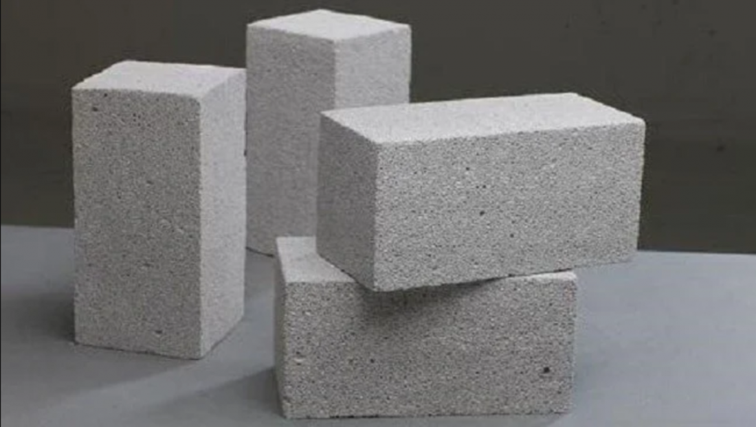 Gạch bê tông nhẹ AAC là loại gạch được sử dụng trong xây dựng kết cấu bên ngoài và tường vách ngăn trong nhà