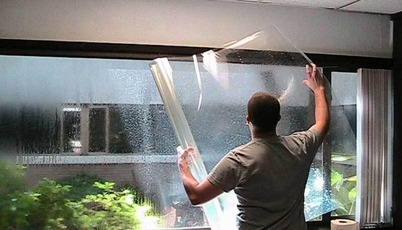 Chống nóng cho cửa kính bằng cách sử dụng kính phản quang kết hợp rèm cửa