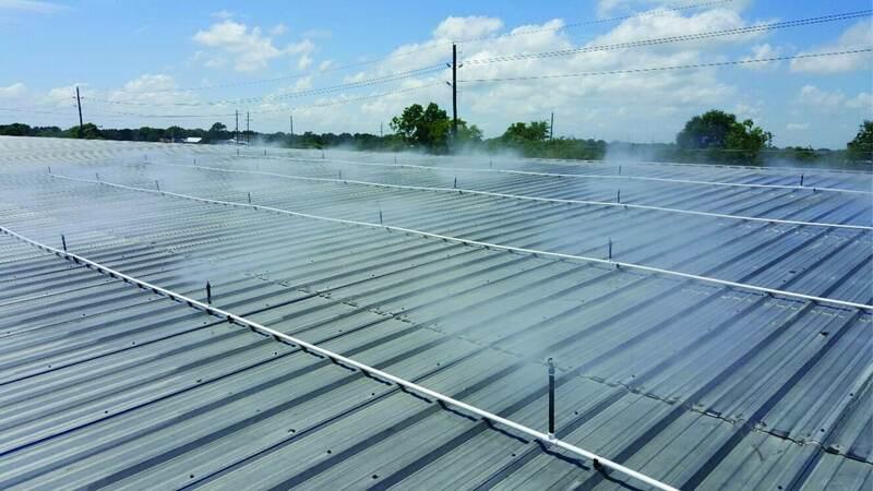 Phun nước lên các tấm tôn lợp mái là cách chống nóng đơn giản giúp hạ nhiệt mái nhà nhanh chóng