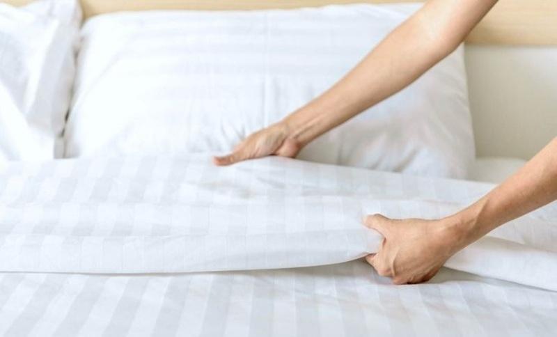 Thay đệm và ga trải giường bằng chất liệu thoáng mát là cách chống nóng đơn giản trong những ngày oi bức