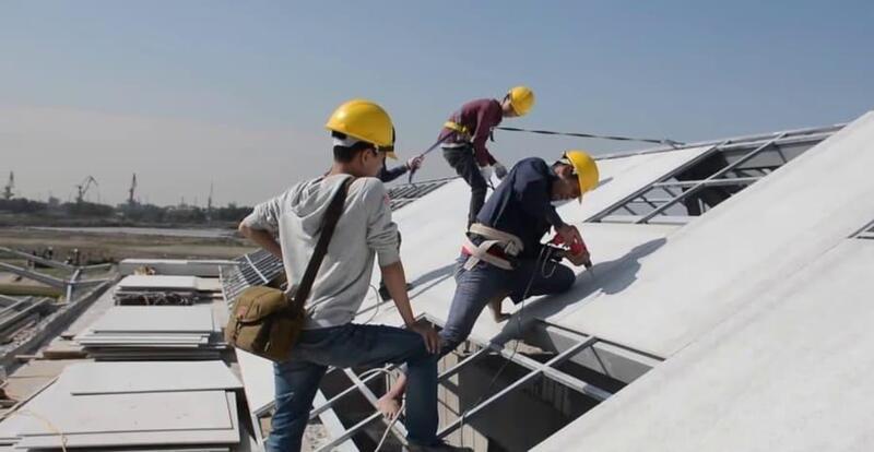 Thi công lợp mái bằng tấm xi măng DURAflex Low Carbon để chống nóng mái tôn 