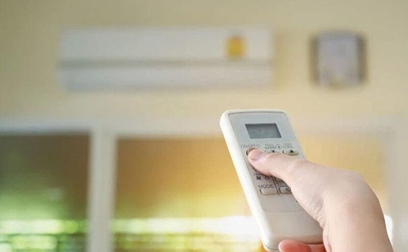 Bật điều hòa hoặc quạt hơi nước để cách nhiệt mái tôn