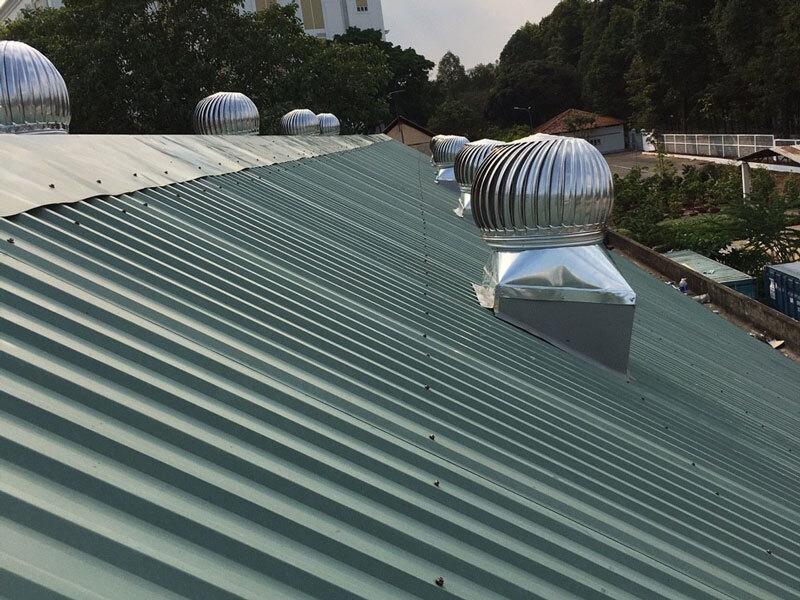 Sử dụng quả cầu thông gió là biện pháp chống nóng mái tôn thường gặp