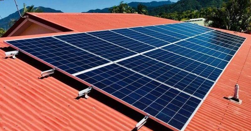 Giải pháp chống nóng sân thượng bằng cách lắp đặt các tấm panel pin mặt trời