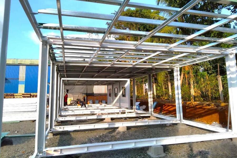 Cấu tạo khung thép của nhà lắp ghép gồm dầm thép, cột trụ, xà gồ và độ dốc mái