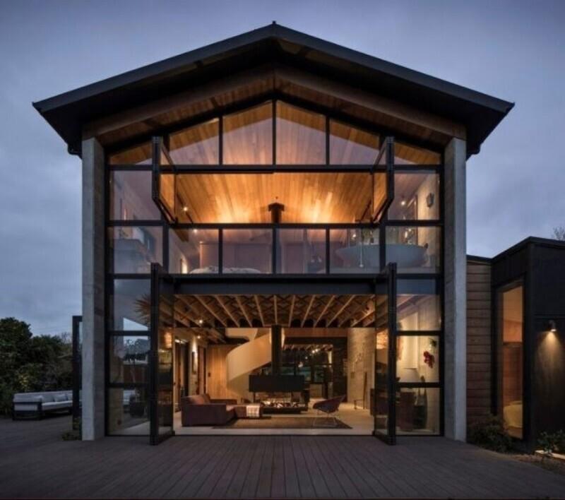 Mẫu nhà tiền chế 2 mái kết hợp hệ cửa kính tạo nên không gian mở, kết nối thiên nhiên xung quanh