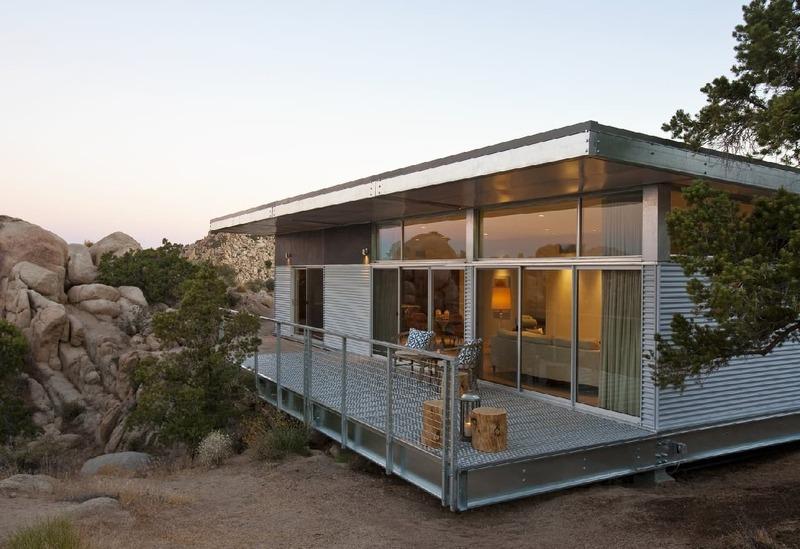 Nhà tiền chế 2 phòng ngủ làm khung thép, lắp kính với không gian mở, hiện đại 