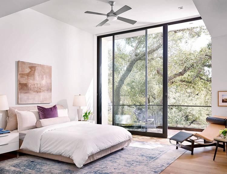 Vách ngăn phòng từ kính cường lực bền chắc, tạo sự thoáng đãng nhưng vẫn đảm bảo riêng tư cho ngôi nhà