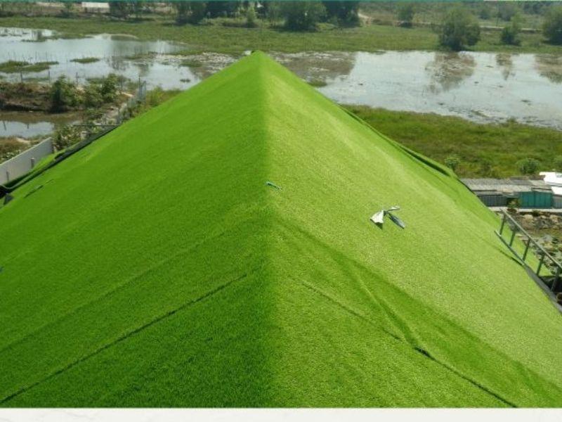 Chống nóng mái tôn bằng cỏ nhân tạo vừa mang lại hiệu quả rõ rệt, vừa đảm bảo về mặt thẩm mỹ