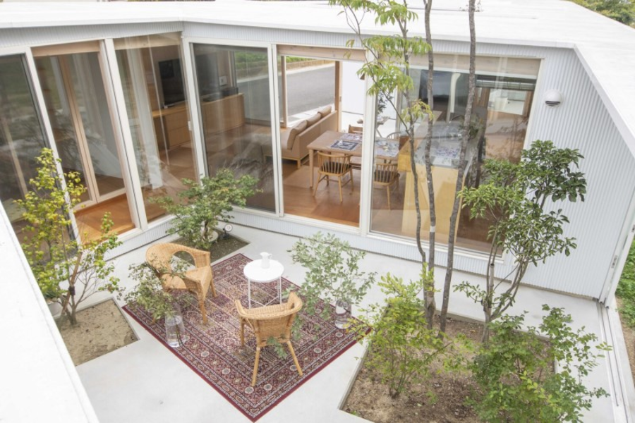 Nên sử dụng cửa kính kết hợp giếng trời để lấy ánh sáng tự nhiên và đảm bảo không khí lưu thông