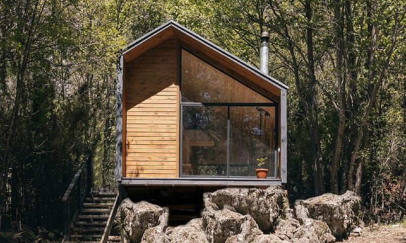 Mẫu nhà gỗ kết hợp vách kính hiện đại, giúp tối ưu ánh sáng tự nhiên