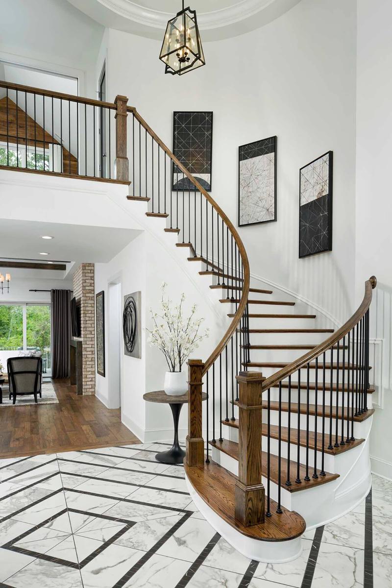 Cầu thang trong nhà được thiết kế theo phong cách hiện đại, đảm bảo sự an toàn, chắc chắn và bền vững theo thời gian