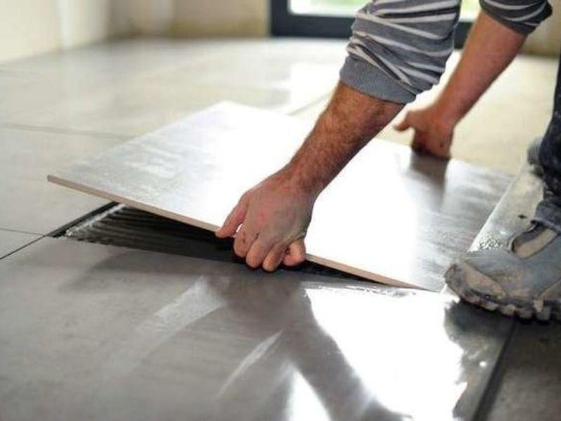 Tạo lớp phủ trước khi lát gạch cho sàn nhẹ