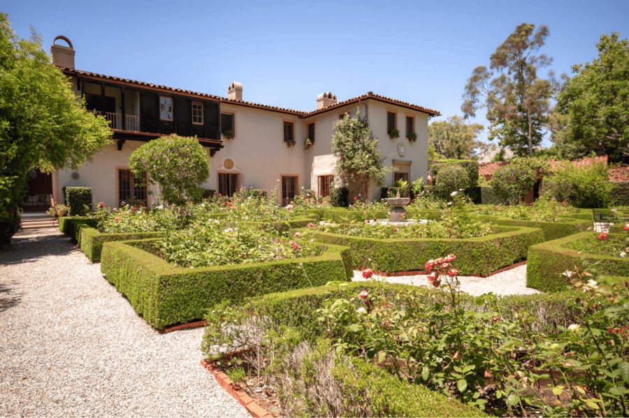 Mẫu thiết kế sân vườn đẹp phong cách Châu Âu với bố cục cân xứng và gọn gàng