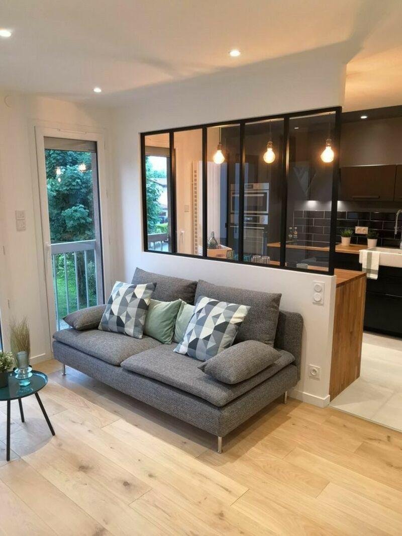 Vách ngăn phòng khách bằng nhôm kính giúp không gian thoáng đãng, rộng rãi hơn