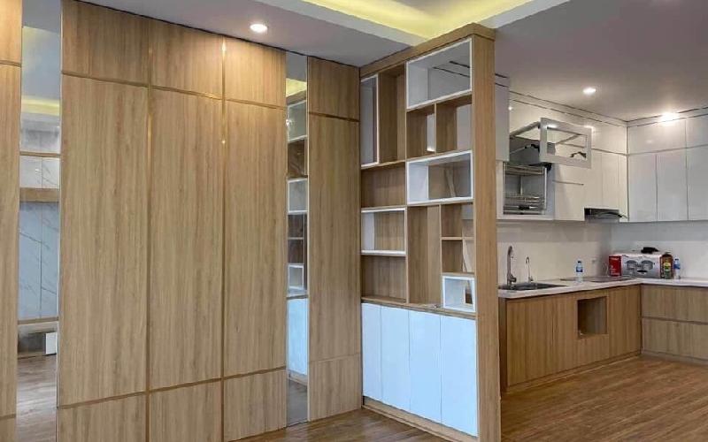 Vách ngăn phòng khách bằng gỗ công nghiệp phổ biến nhờ tính thẩm mỹ cao cùng chi phí hợp lý