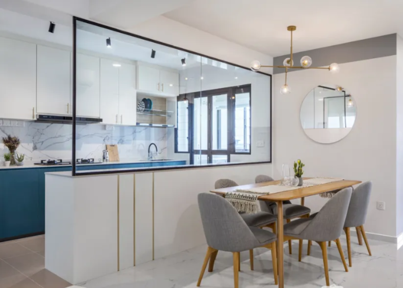 Vách ngăn phòng khách và bếp nhà ống bằng kính cường lực tận dụng tối đa ánh sáng tự nhiên