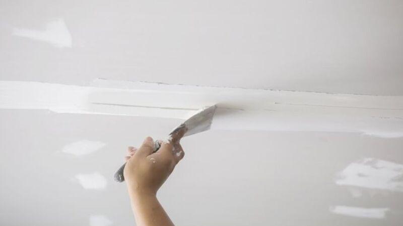 Trét bột lên mối nối 