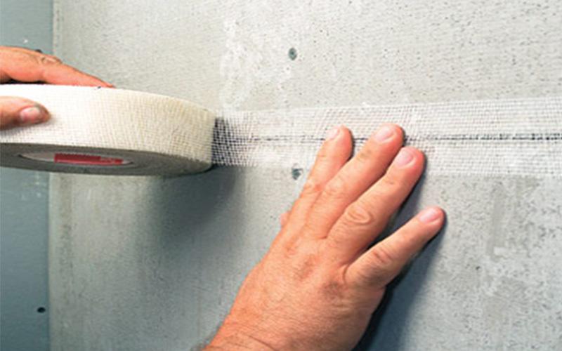 Dán băng giấy hoặc lưới thủy tinh lên mối nối 