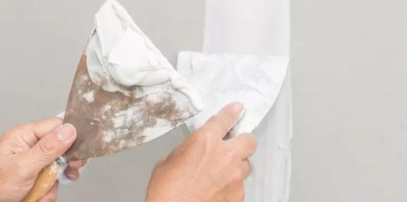 Phủ lớp bột thứ hai lên mối nối