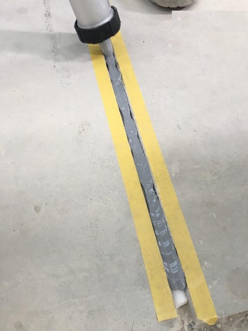 Bơm keo silicon vào khe xử lý mối nối tấm cemboard 