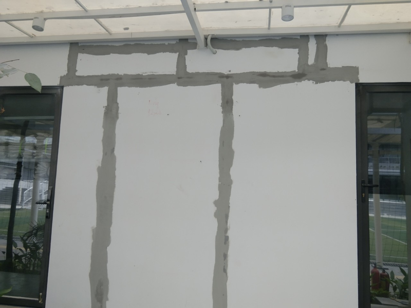 Dùng nẹp cố định để giữ 2 tấm cemboard gắn chặt với nhau