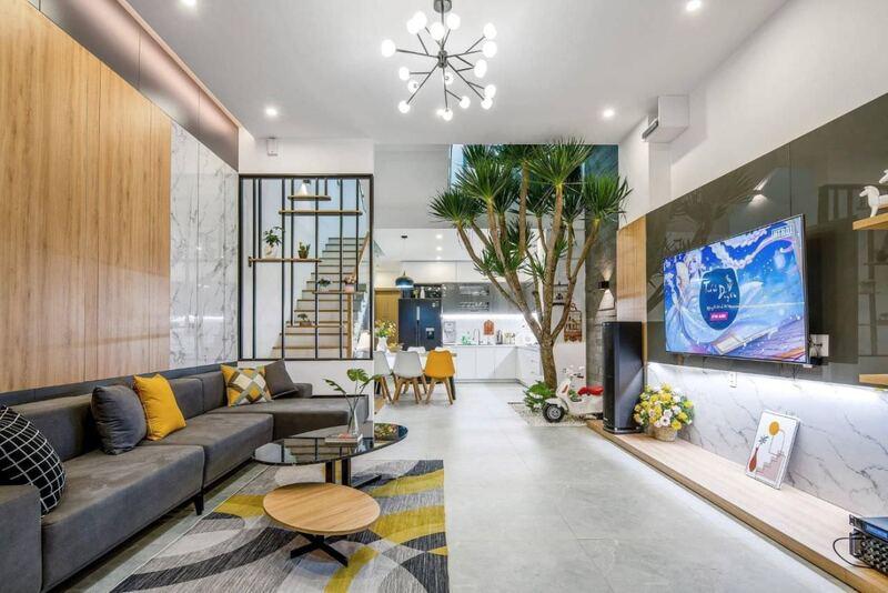 Mẫu vách ngăn phòng khách và bếp đẹp cho nhà ống đơn giản, tiện nghi