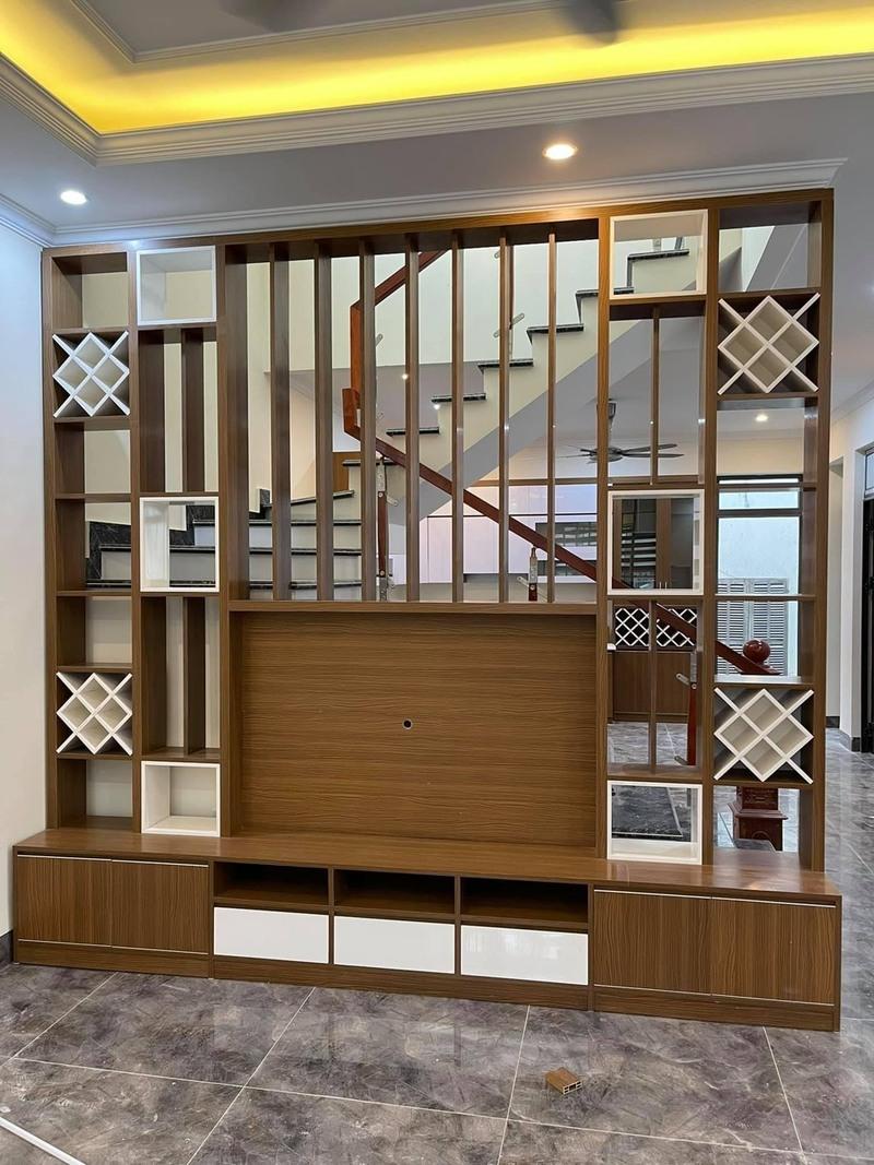 Mẫu vách ngăn phòng khách và cầu thang thanh lịch, phù hợp nhà phố hiện đại
