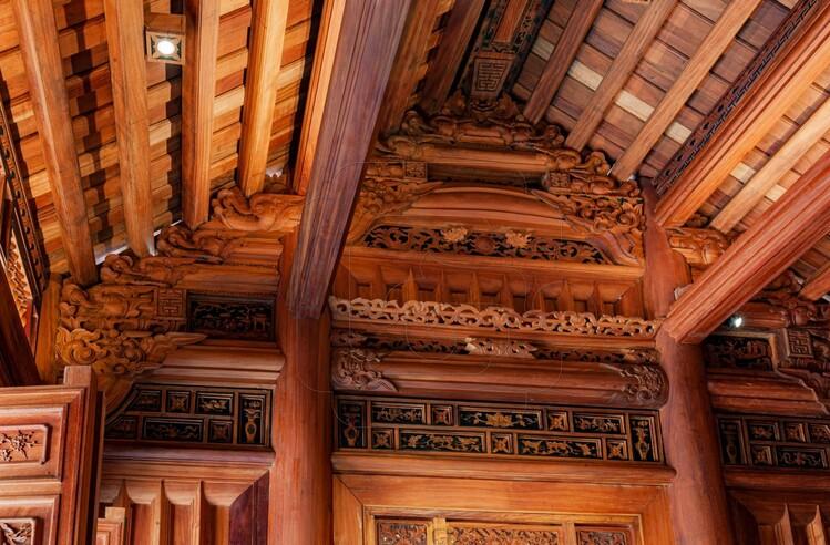 Mẫu nhà gỗ 3 gian trốn cột gác tường với hệ thống cột chính được ẩn trong tường, mang lại vẻ gọn gàng và tinh tế