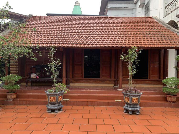 Nhà gỗ 3 gian 4 cột tiết kiệm chi phí xây dựng nhưng vẫn giữ được vẻ đẹp truyền thống